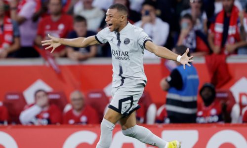 Football : Kylian Mbappé revient en de meilleurs sentiments avec un sourire éclatant.