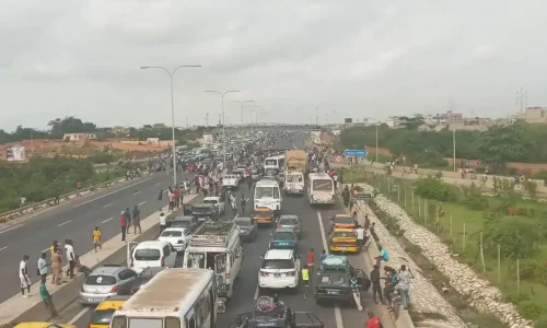 Conséquences des Inondations : Les populations résidant au Marigot de Mbao manifestent leur colère et bloquent la circulation.