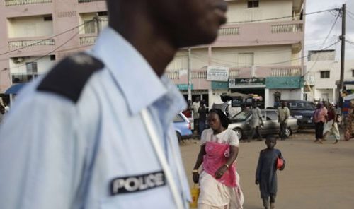 Un ministre d’Etat emprunte un sens interdit, le policier intransigeant le bloque.