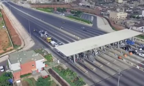 Autoroute: Un camion d’ordures chute sur le pont de la Vdn.