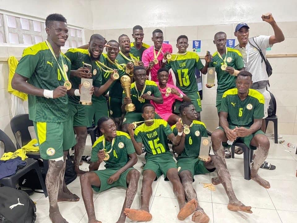 Macky félicite les lions du Beach Soccer.