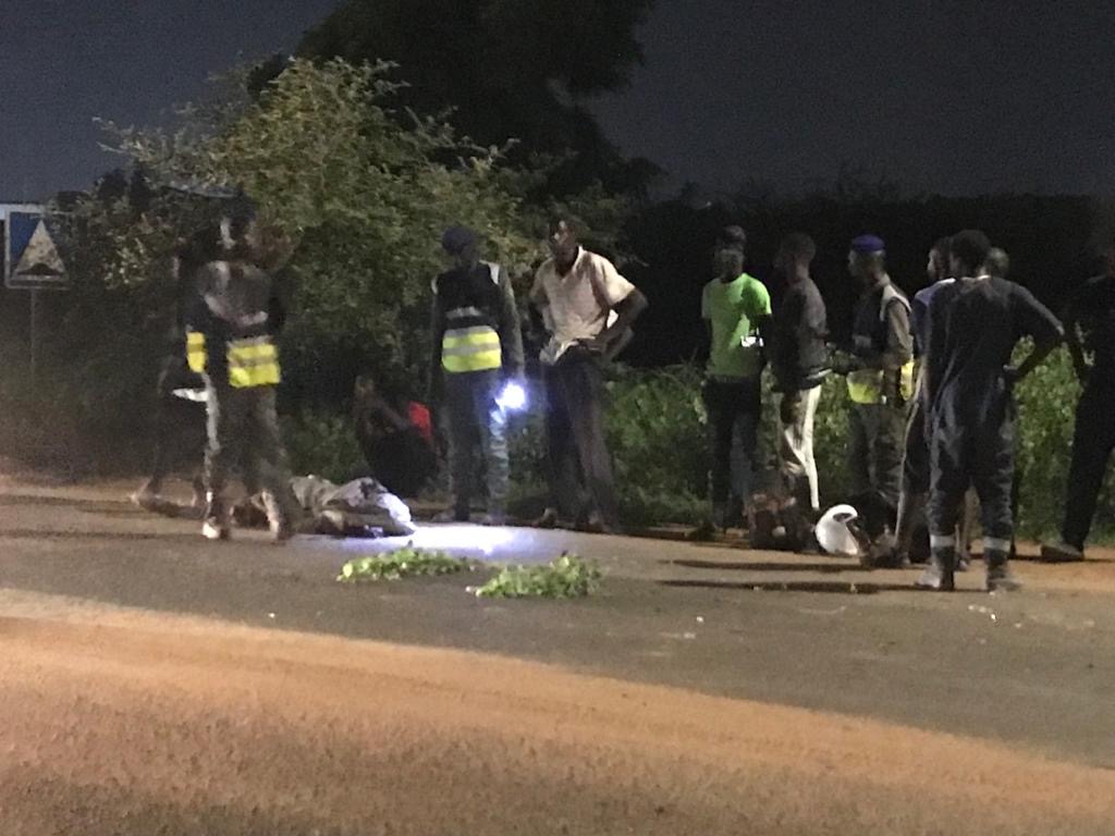 Accident de moto : 2 jeunes percutent un camion et meurent sur le coup.