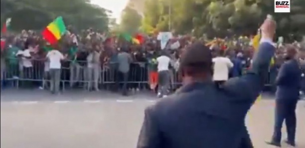 Victoire du Sénégal : Macky communie avec les supporters.