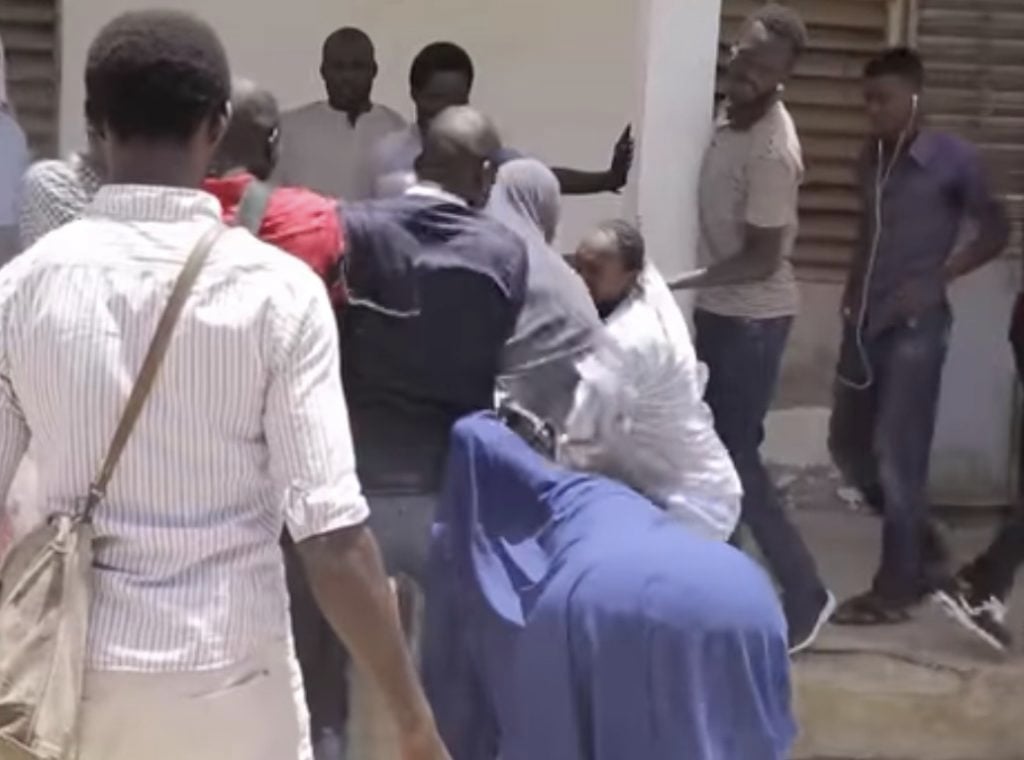 le fils tabasse son père