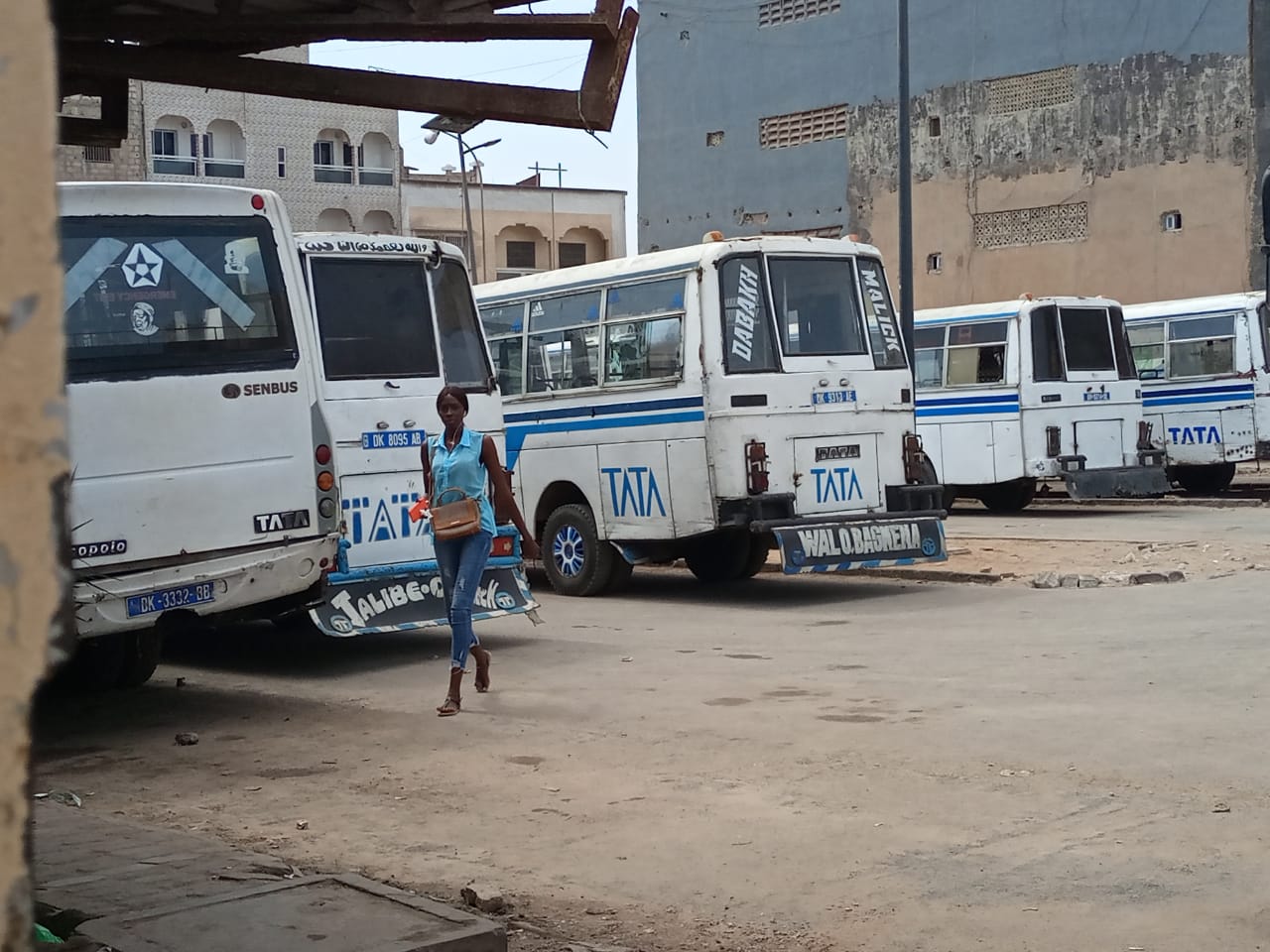 Hausse des prix : Les bus Tata défient l’Etat…les usagers en colère