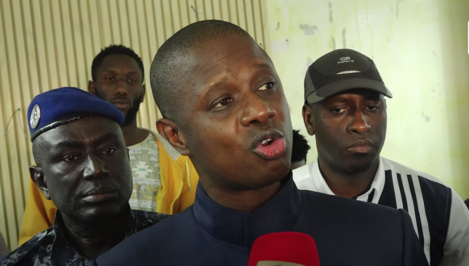 Lire la suite à propos de l’article Mort du policier Hassime DIEDHIOU à Ziguinchor : voici la réaction du ministre de l’Intérieur