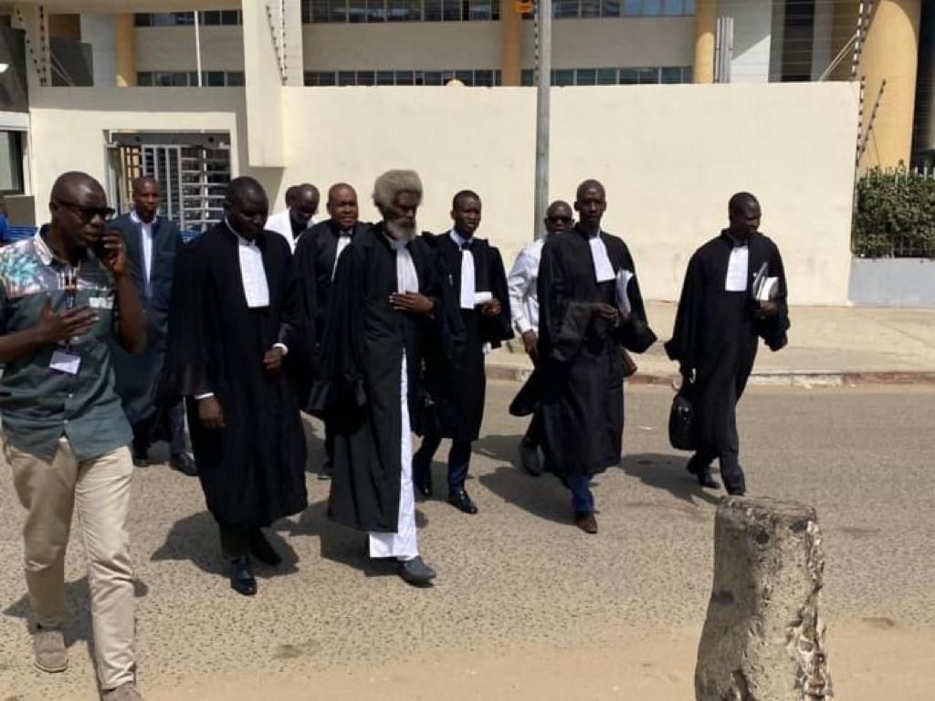 Les avocats de Sonko en concertation après le renvoi du procès en appel de leur client