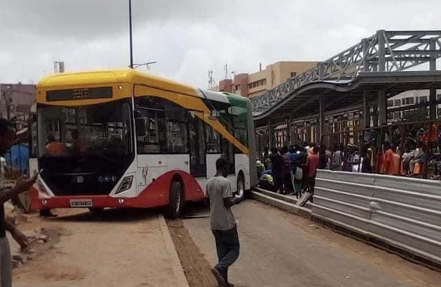 Un bus BRT dérape