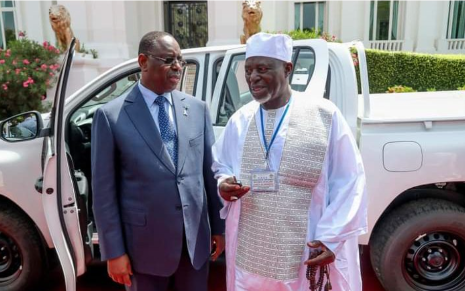 Macky Sall charme et offre des véhicules à des chefs de village