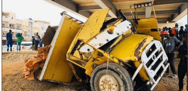 You are currently viewing Kédougou : Un camion finit sa course sous un pont, le chauffeur coincé