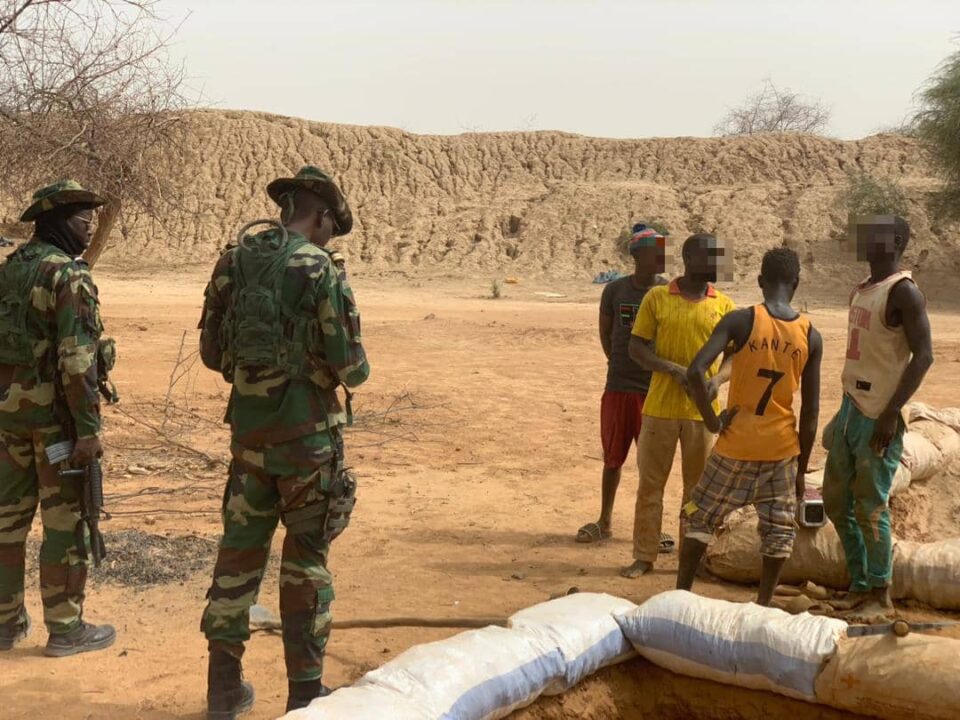 Saraya : L’armée démantèle un grand site d’orpaillage clandestin, 26 orpailleurs arrêtés