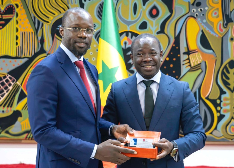 Pétrole au Sénégal : un échantillon des premières goutes présenté au PR Diomaye et du PM Sonko